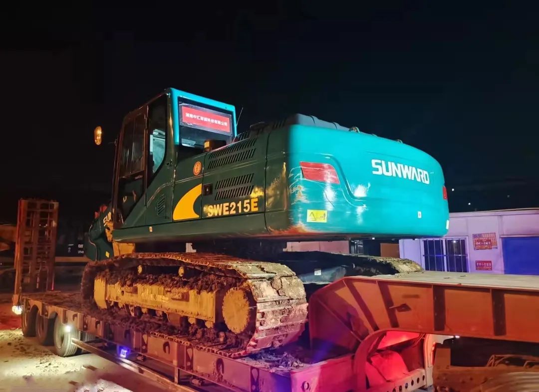 冲锋一线显担当！山河智能挖掘机助力长沙方舱医院建设