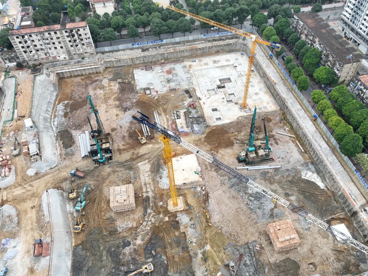 “绿巨人”显神威！山河智能引孔式静力压桩机助建“绿城”南宁民生项目