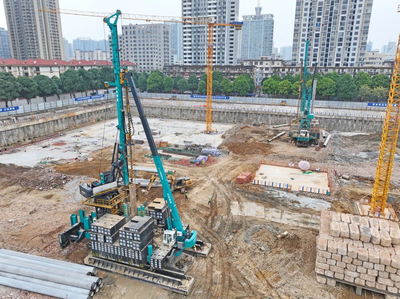 “绿巨人”显神威！山河智能引孔式静力压桩机助建“绿城”南宁民生项目