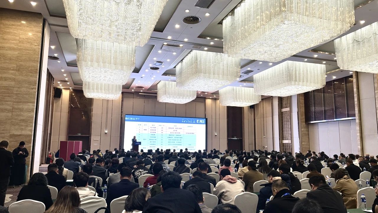 “爆品”来袭，签单不断！ 山河智能盛装亮相第八届全国高空作业平台租赁大会