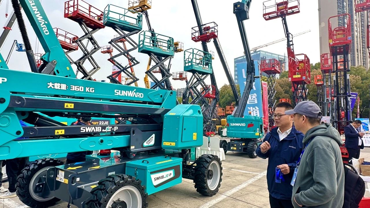 “爆品”来袭，签单不断！ 山河智能盛装亮相第八届全国高空作业平台租赁大会