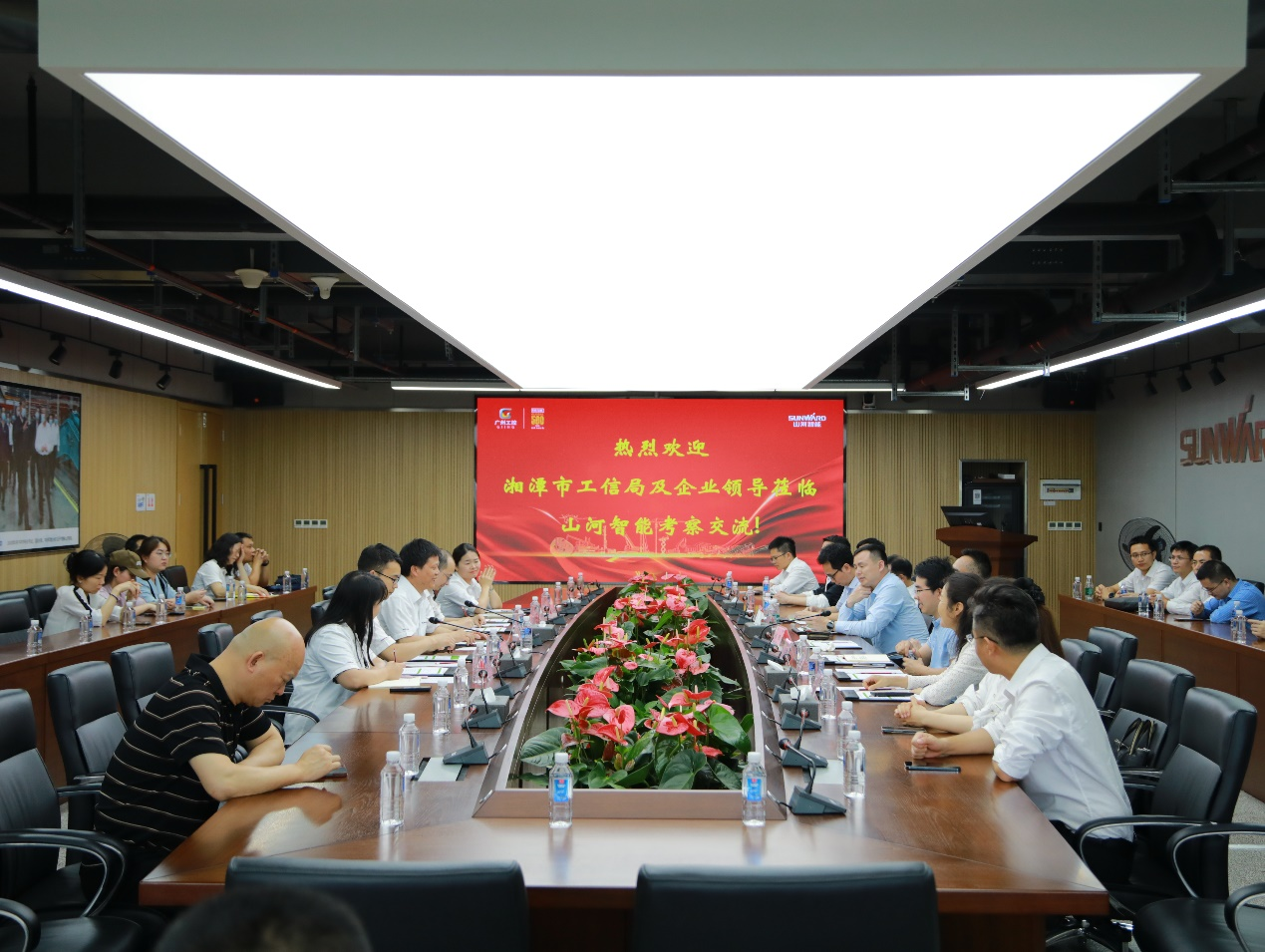 湘潭市工信局带队莅临山河智能开展智能制造现场观摩交流活动