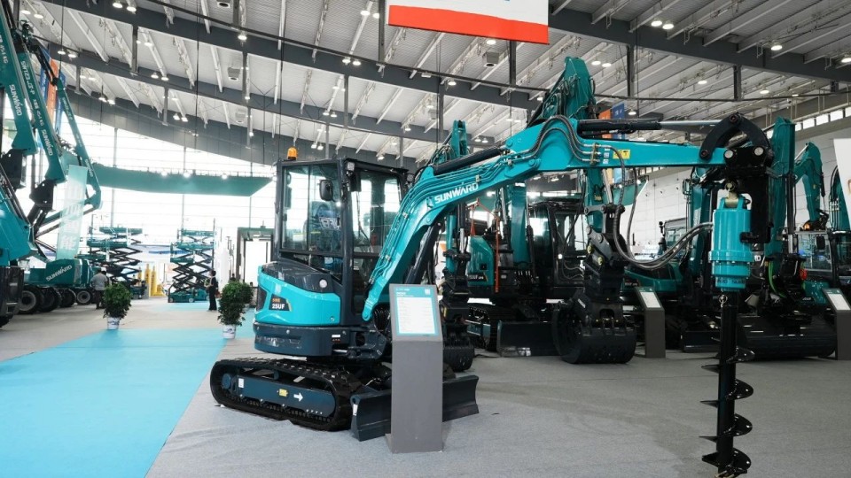 2025 CICEE | 从单一工具迈向多元化解决方案，山河智能呈现非凡挖掘机风采