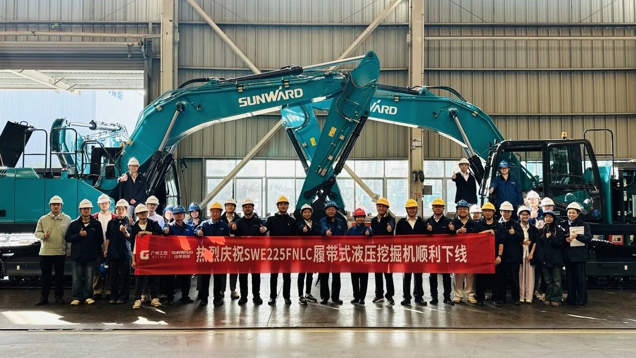 “双子星”闪耀！山河智能两款履带式液压挖掘机成功下线